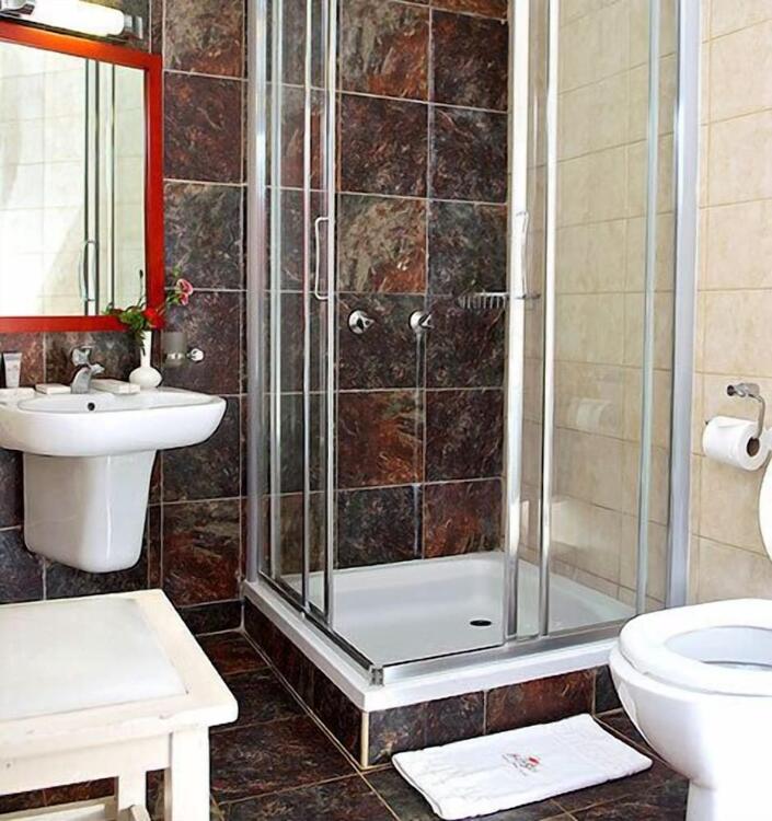 Tree Tops Lodge image 4